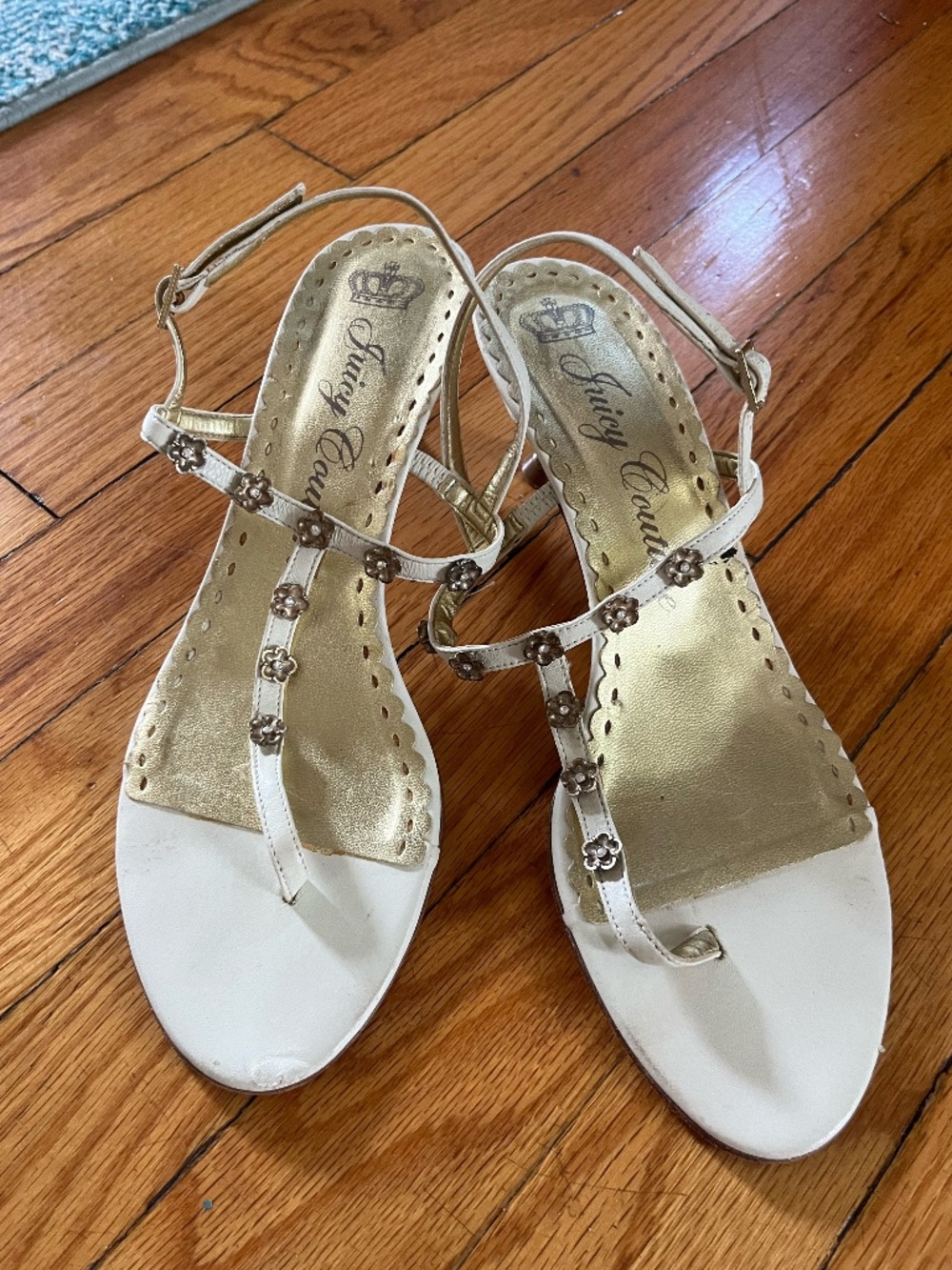 VTG Juicy Couture Gold Flower Kitten Heels Y2K 8.5